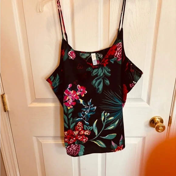 Stars Above Black and Red Graphic Sleeveless Camisole - Picture 1 of 3